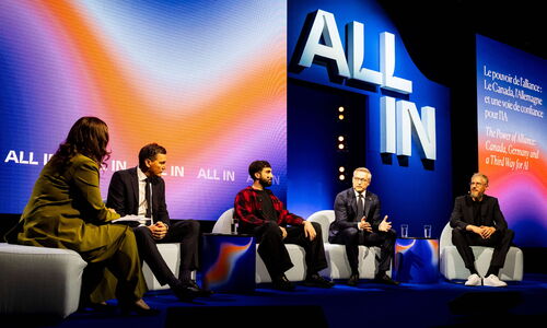 Minister Wildberger im Gespräch mit Minister Solomon, Aidan Gomez (Cohere) und Samuel Weinbach (Aleph Alpha Research).
