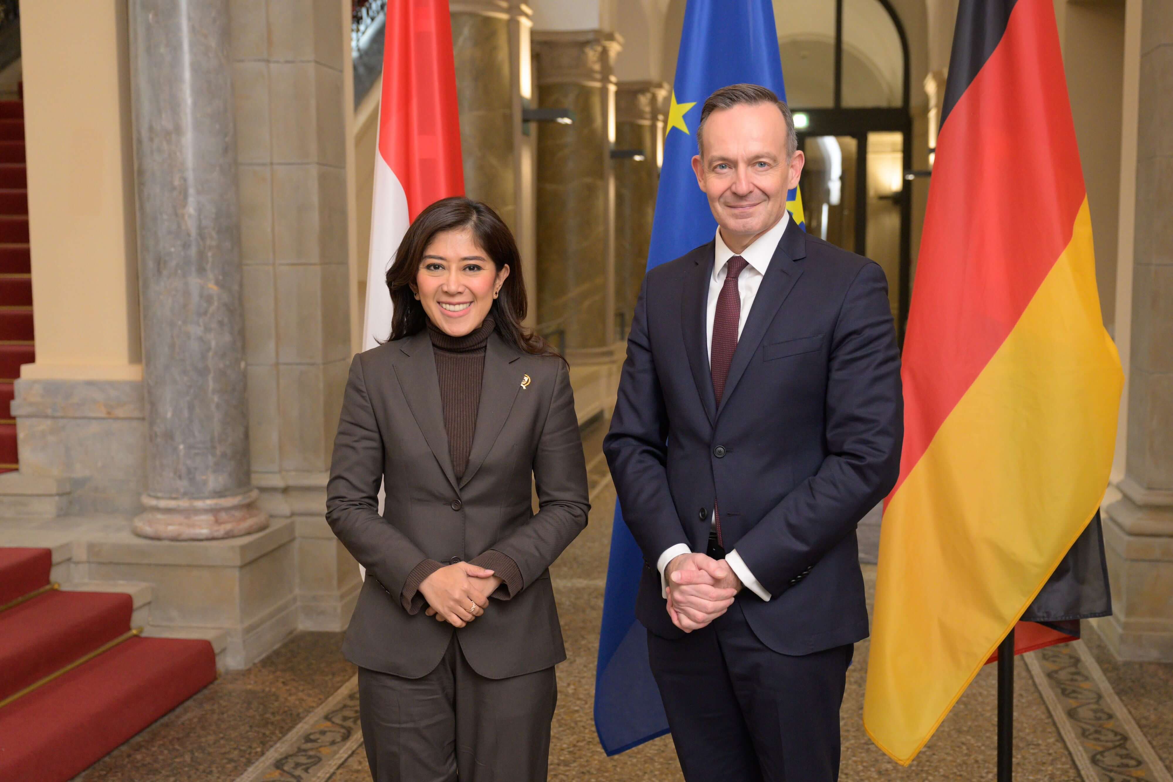 Mrs Meutya Hafid and Dr Volker Wissing standing in front of the Indonesian and German flag