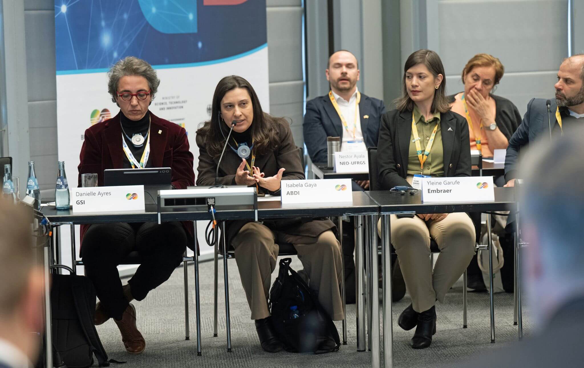 Vertreterinnen brasilianischer Organisationen nehmen an einer Podiumsdiskussion im Rahmen der 6. Jahressitzung des Deutsch-Brasilianischen Digitaldialogs auf der Hannover Messe teil.